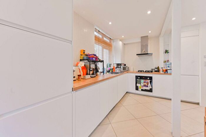 2 Bedroom Flat To Rent In Cedars Road, Battersea, London, SW4