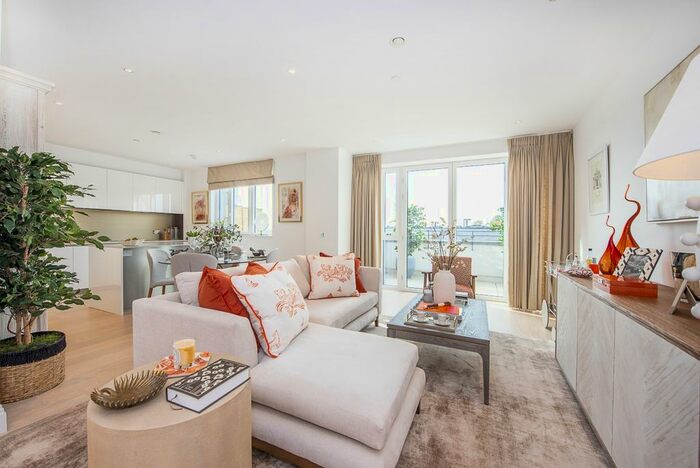 3 Bedroom Flat To Rent In Pinewood Gardens, Teddington, TW11