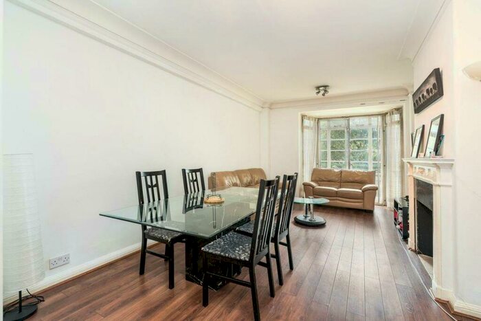 3 Bedroom Apartment To Rent In Gloucester Place, Marylebone, London, NW1
