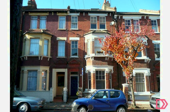 3 Bedroom Flat To Rent In Garfield Road, London, London, SW11