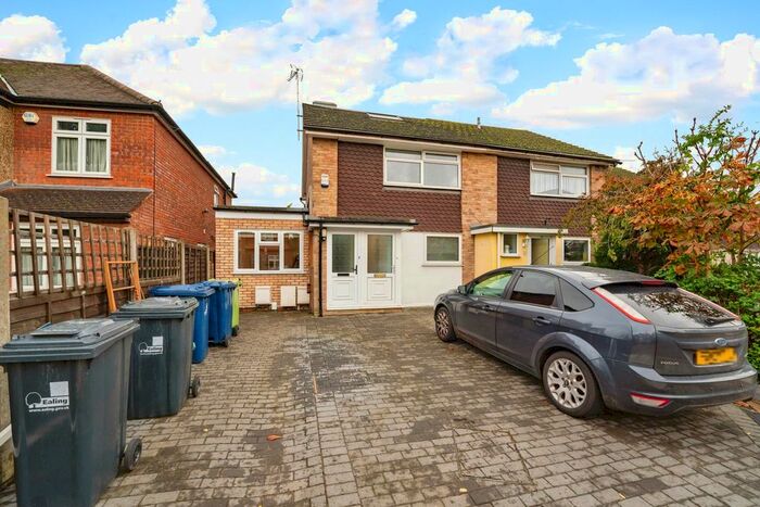 2 Bedroom Flat To Rent In Burnham Way, London, W13