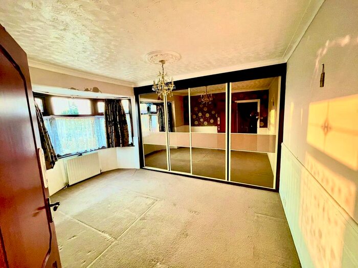 3 Bedroom Semi-Detached House To Rent In Jutsums Lane, Romford, RM7