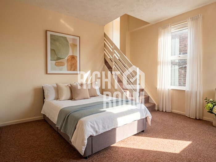 2 Bedroom Flat To Rent In Bed Flat, Osborne Road, Southsea, PO5