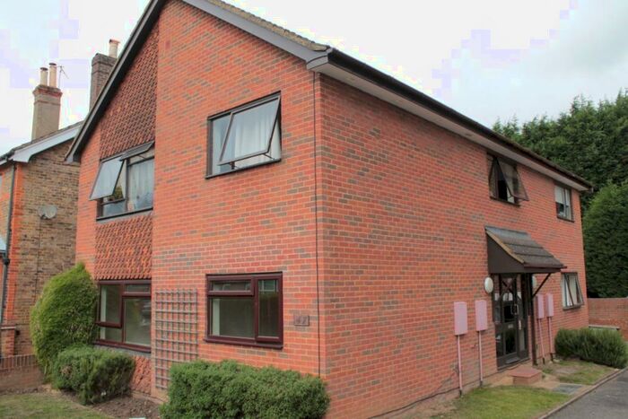 1 Bedroom Flat To Rent In Charman Road, Redhill, RH1