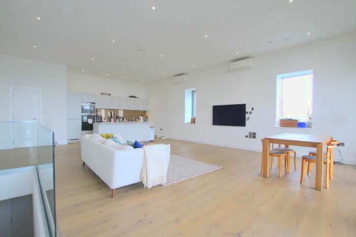 3 Bedroom Flat To Rent In Buckhold Road, London, SW18