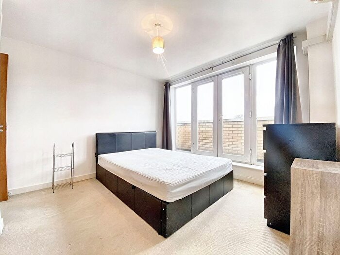 3 Bedroom Flat To Rent In High Street, Uxbridge, UB8