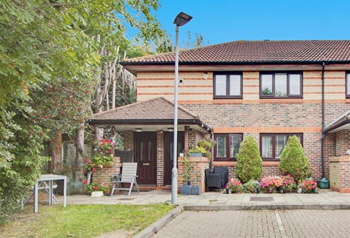 2 Bedroom Flat For Sale In Woodpecker Close, Hatfield, AL10