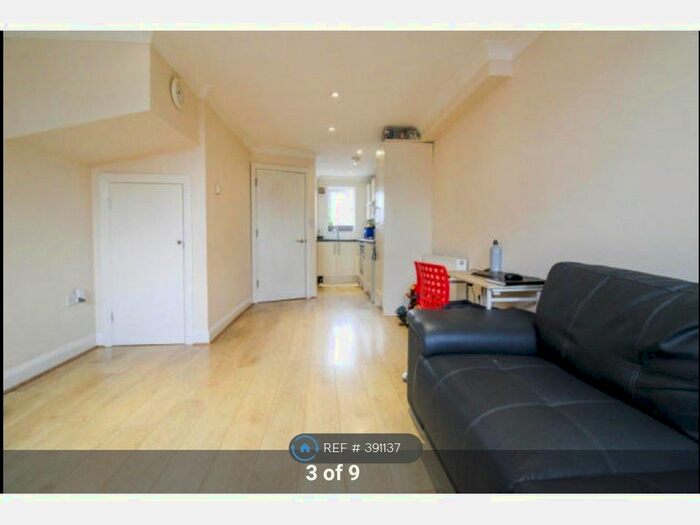2 Bedroom End Of Terrace House To Rent In Stone Terrace, Farnborough, GU14