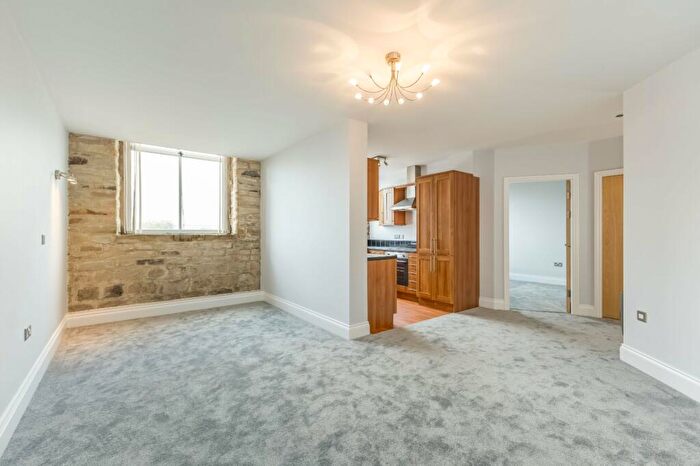 1 Bedroom Apartment To Rent In Plover Road, Lindley, Huddersfield, HD3