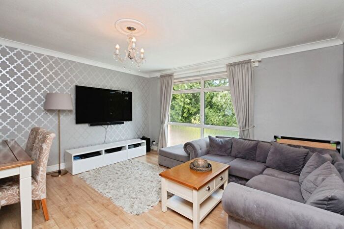 2 Bedroom Flat For Sale In The Avenue, Lightwater, Surrey, GU18