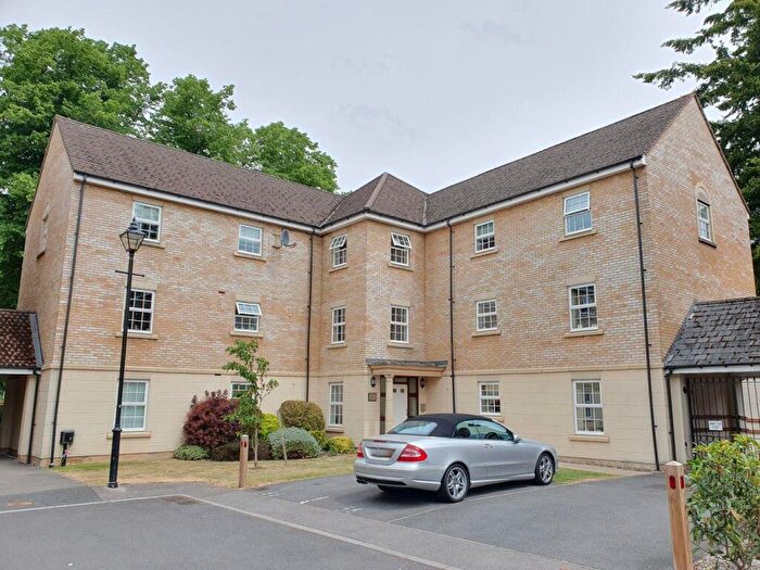 2 Bedroom Flat To Rent In College Mews, Newbury, RG14