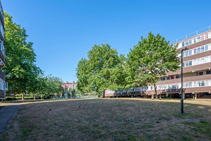 3 Bedroom Flat For Sale In Garratt Lane, Tooting, London, SW17