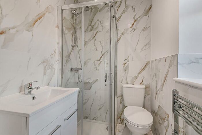 2 Bedroom Flat For Sale In Kingswood Way, Selsdon, South Croydon, CR2