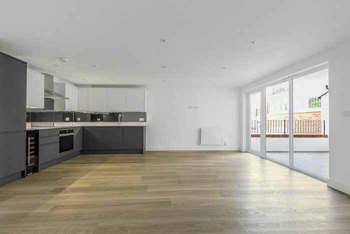 2 Bedroom Flat To Rent In Friary Place, Strood, Rochester, ME2