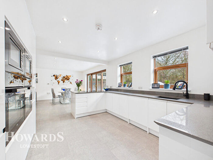 6 Bedroom Detached Bungalow For Sale In Chestnut Avenue, Oulton Broad, NR32