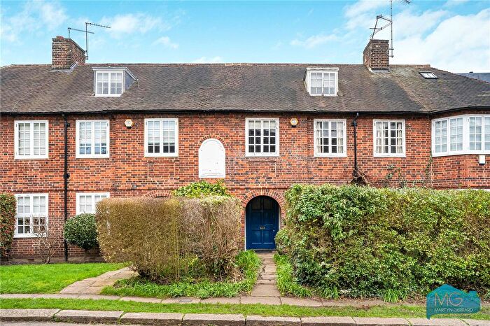 4 Bedroom Detached House For Sale In Cascade Avenue, London, N10