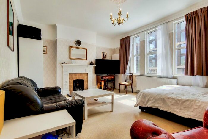 3 Bedroom Flat To Rent In Upper Richmond Road, London, SW15