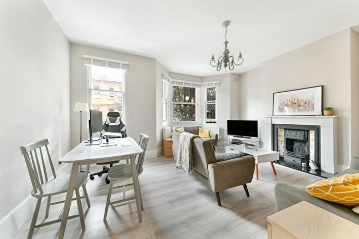 4 Bedroom Flat To Rent In Crewdson Road, Oval, SW9