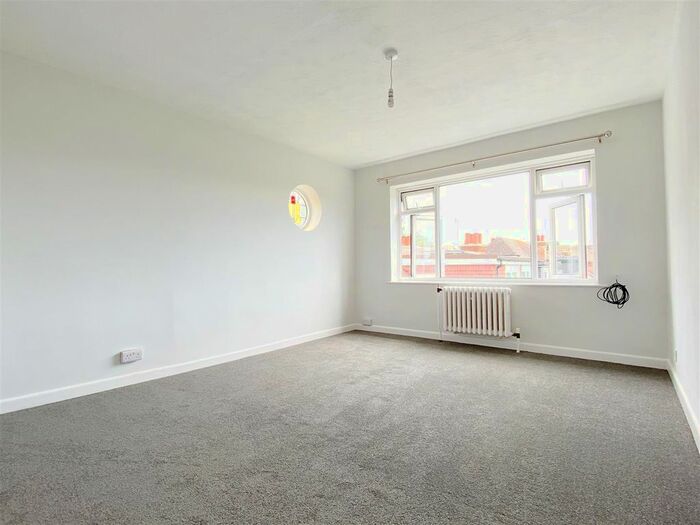 2 Bedroom Flat To Rent In Devonshire Court, The Drive, Hove, BN3