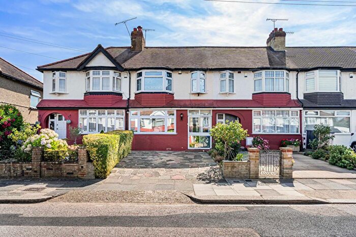 3 Bedroom Property For Sale In Hyde Way, London, N9