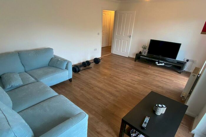 2 Bedroom Flat To Rent In Bedroom Ground Floor Flat In Westcliff On Sea, SS0