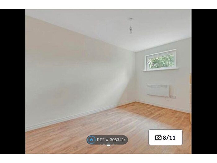 2 Bedroom Flat To Rent In King Georges Avenue, Watford, WD18