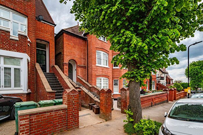 3 Bedroom Maisonette For Sale In Crediton Hill, West Hampstead, London, NW6