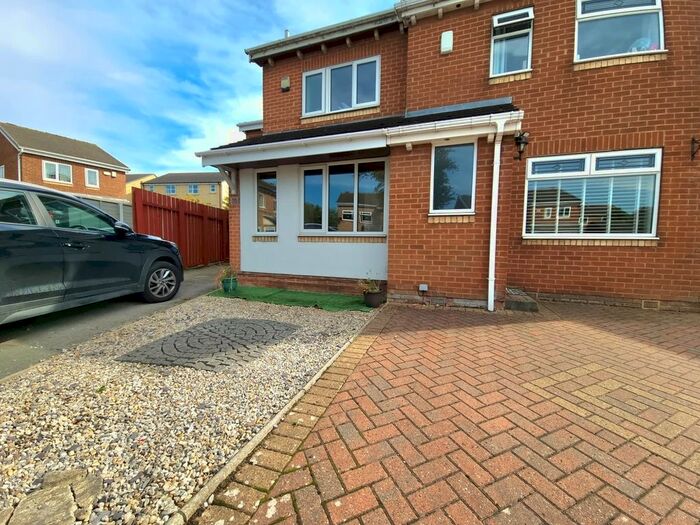 3 Bedroom Semi-Detached House To Rent In Foxglove Road, Birstall, WF17