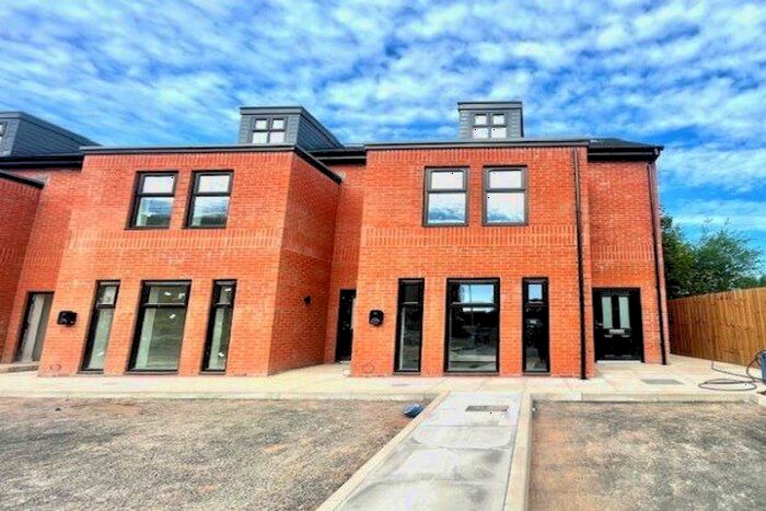 4 Bedroom Town House To Rent In Cotton Gardens, Bolton, BL1