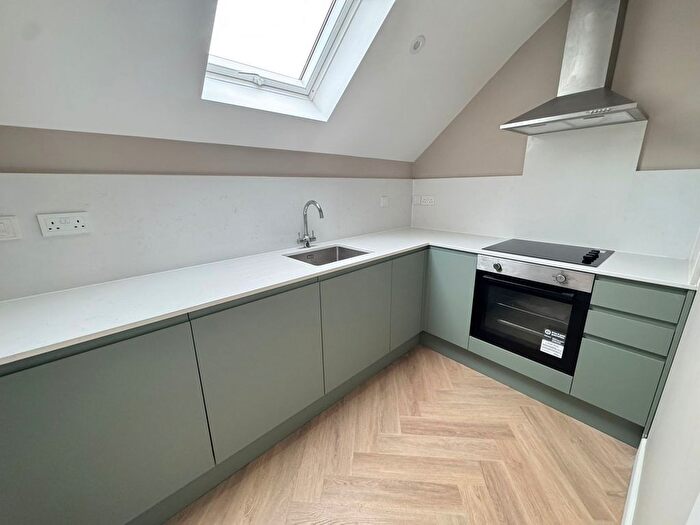 3 Bedroom Flat To Rent In High Road, N12