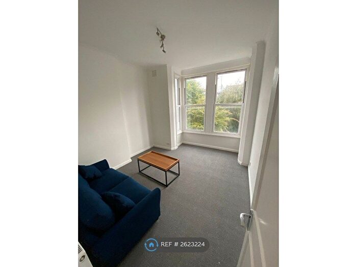 2 Bedroom Flat To Rent In Endlesham House, London, SW12