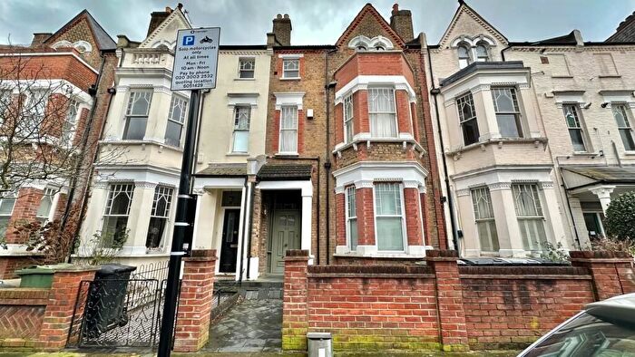 Studio To Rent In Gondar Gardens, London, NW6