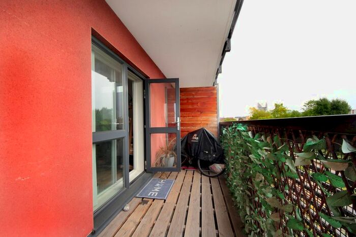 2 Bedroom Flat To Rent In The Avenue, London, W13