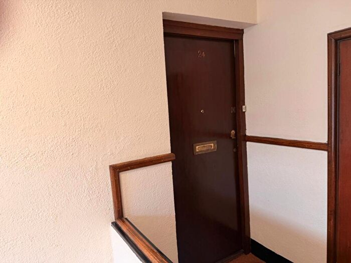 3 Bedroom Flat To Rent In Main Road Hill Court, RM1
