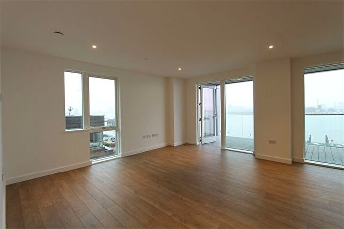 3 Bedroom Flat To Rent In Platinum Riverside, Bessemer Place, London, SE10