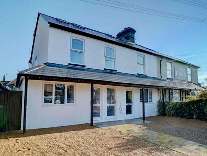 2 Bedroom Flat For Sale In Split Level Apartment - No Chain, HP10