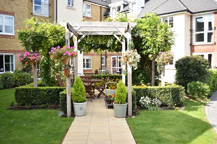 1 Bedroom Retirement Property For Sale In Kingston Avenue, Leatherhead, KT22