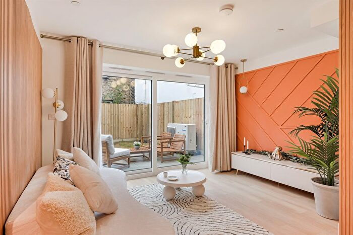 2 Bedroom Mews For Sale In Fenham Road, London, SE15