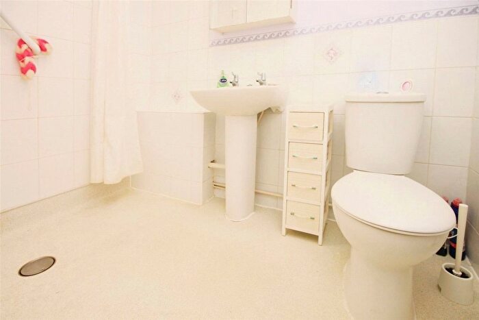 2 Bedroom Bungalow For Sale In Pine Close, Wickford, Essex, SS12