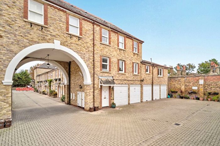 2 Bedroom Flat For Sale In Carmichael Mews, London, SW18