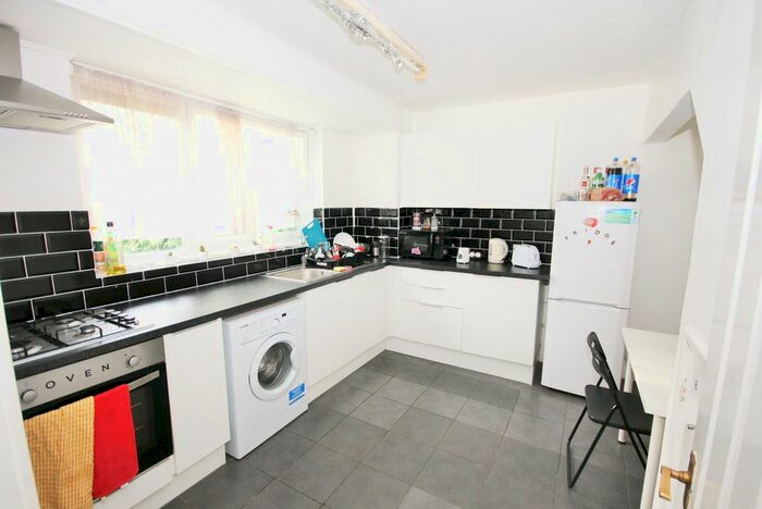 3 Bedroom Cottage To Rent In Sidney Street, E1