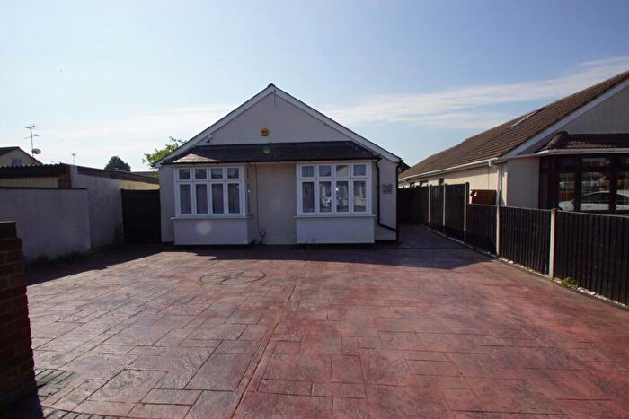 4 Bedroom House To Rent In Dennis Way, SL1