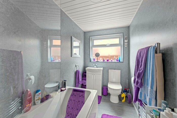 2 Bedroom Detached Bungalow For Sale In Oak Close, Ingoldmells, PE25