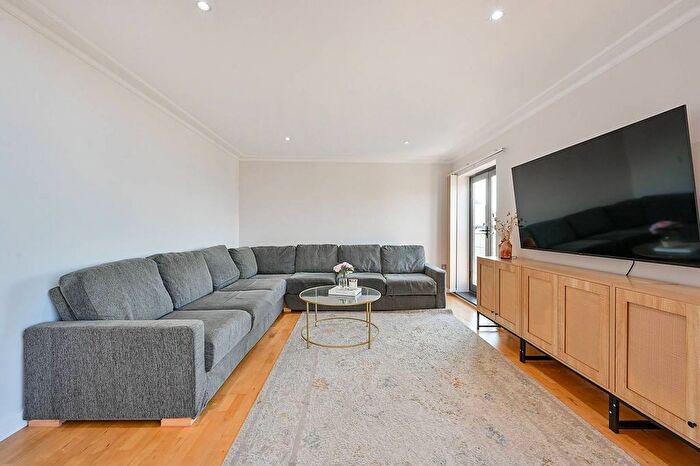 2 Bedroom Flat To Rent In Goldhawk Road, Stamford Brook, London, W6