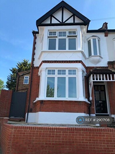 3 Bedroom Flat To Rent In St Albans Crescent, Woodford Green, IG8