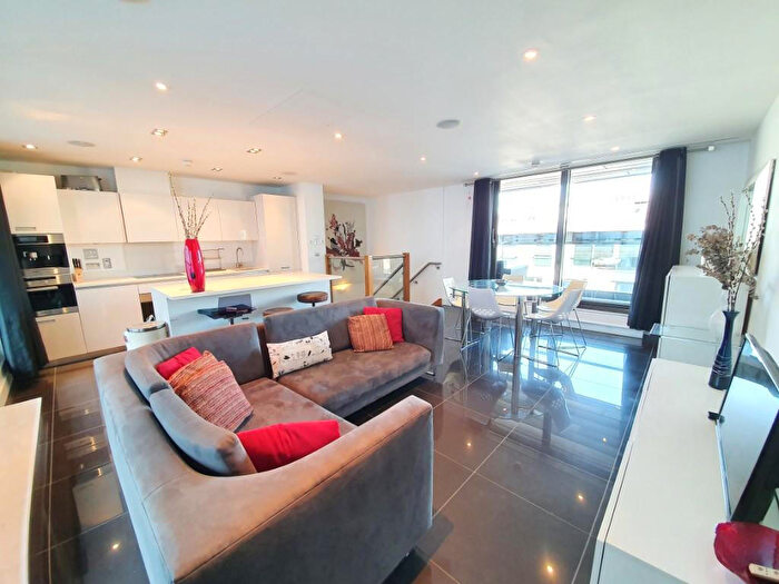 2 Bedroom Apartment To Rent In Christopher Court, Leman Street, London, London, E1