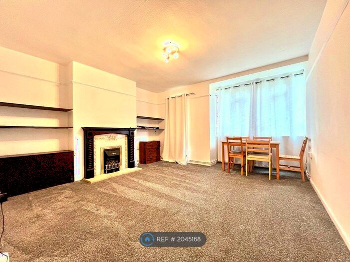 3 Bedroom Flat To Rent In Hawkesworth House, London, SW4