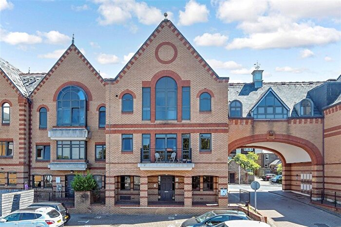 1 Bedroom Flat For Sale In Whyteleafe Hill, Whyteleafe, Surrey, CR3