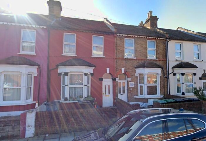 3 Bedroom Flat To Rent In Bromley Road, London, N17
