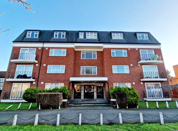 2 Bedroom Flat To Rent In Whitton Dene, Whitton, TW3